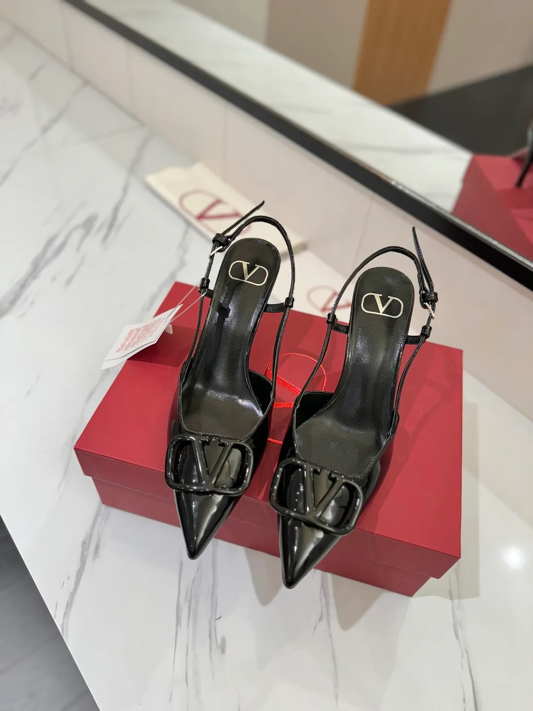 💕💕Factory direct selling price p520💕💕 Valentino launches a new series of sandals, sandals with pointed toe V-buckle sandals. The upper part of the foot is very pedicure-like. The key point is that it is very good and easy to control. It does not grind or tire your feet. It is a walking artifact! Metal VLOGO diamond buckle elements, full of high-end sense! It became sweet instantly.  The avant-garde VLOGO SIGNATURE shoe series interprets VALENTINO GARAVANI's candid attitude. Valentino Garavani V logo back hollow sandals with VLogo Signature decoration, platinum tone VLogo Signature decoration! Upper: imported patent leather Lining: imported goatskin Outsole: Italian leather outsole Heel height: 8cm Size: 35-39 (34-40-41-42 customized size)